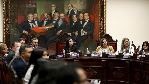 El chavismo nombra a trece jueces del Supremo fieles antes de perder el control parlamentario