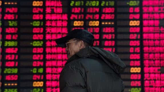 China cierra sus bolsas por primera vez ante caídas del 7%