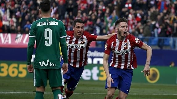 El Atlético enmienda errores y esquiva la crisis a cabezazos