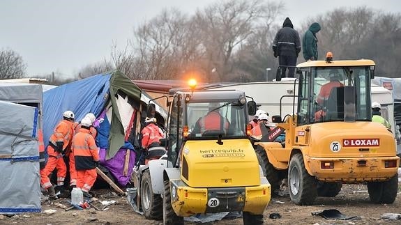 Sin incidentes en la segunda jornada de la demolición parcial de la 'jungla' de Calais