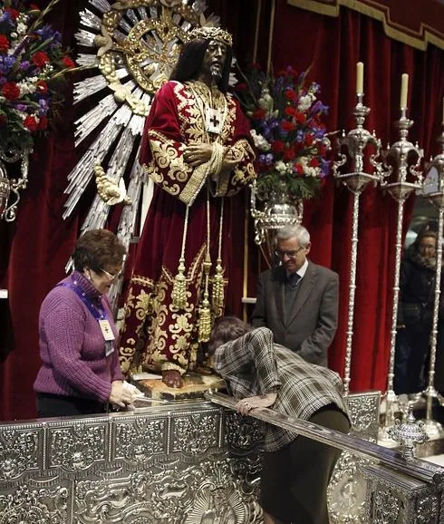 Doña Sofía acude a venerar el Cristo de Medinaceli entre aplausos y vítores