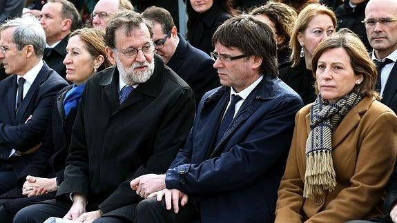 Rajoy y Puigdemont hablan por primera vez, en el homenaje a las víctimas de Germanwings