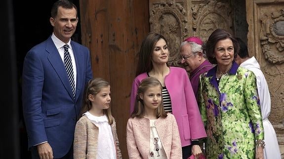 Los Reyes, sus hijas y la reina Sofía asisten en Palma a la misa de Pascua