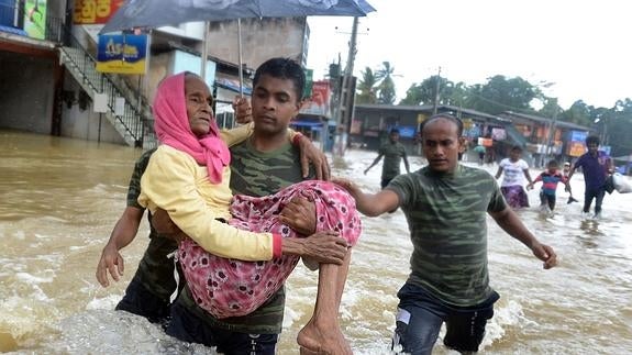 Cientos de desaparecidos por los deslizamientos de tierra en Sri Lanka