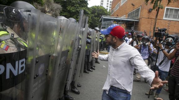 Enfrentamientos entre manifestantes opositores y policías en Caracas