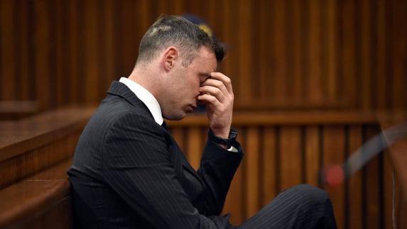 Pistorius, un hombre «roto» frente a la justicia antes de volver a la cárcel