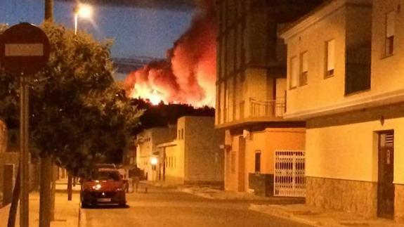 Una quema de rastrojos, la causa más probable del fuego que cerca seis pueblos de Valencia