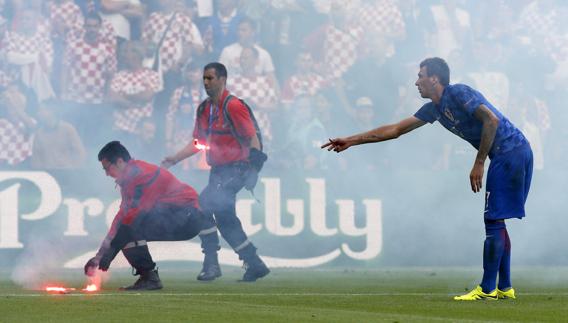La UEFA expedienta a Croacia por los lanzamientos de bengalas