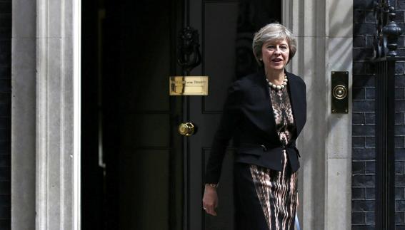 Theresa May lidera una carrera por suceder a Cameron que se reduce a tres candidatos