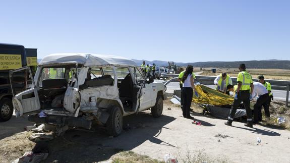 Tres muertos y seis heridos en Ávila tras arrollar un camión a un todoterreno