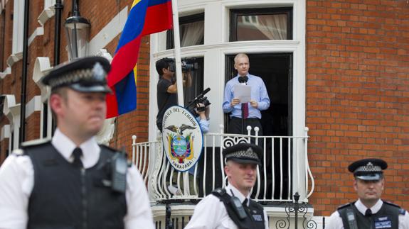 Assange será interrogado en Londres