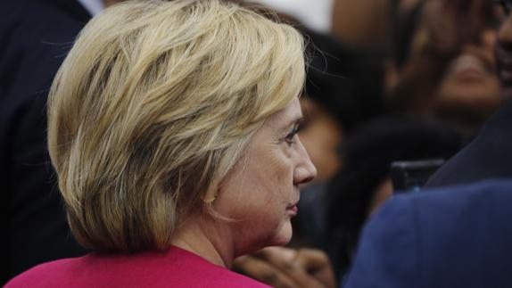 El FBI entrega al Congreso documentos confidenciales de su investigación a Clinton