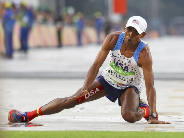 Se cae en la meta del maratón y se pone a hacer flexiones