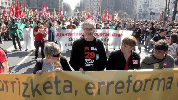 Los sindicatos exigen revertir la reforma laboral en España...