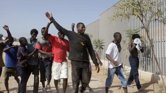 Más de cien inmigrantes entran en Melilla saltando la valla