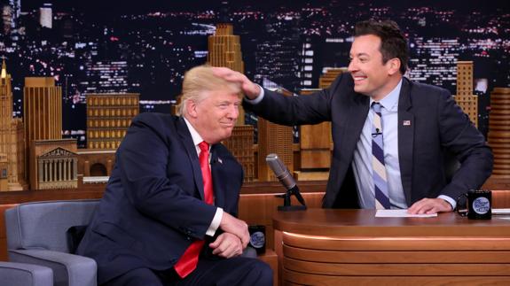 Trump se deja despeinar por Jimmy Fallon