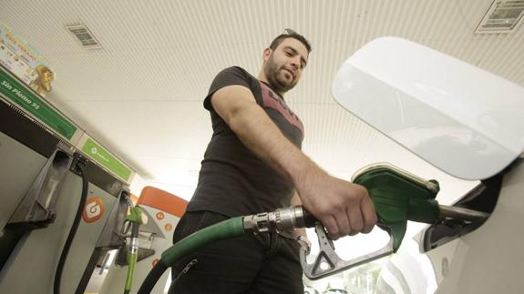 Bizkaia y Gipuzkoa sirven la gasolina más cara… antes de impuestos