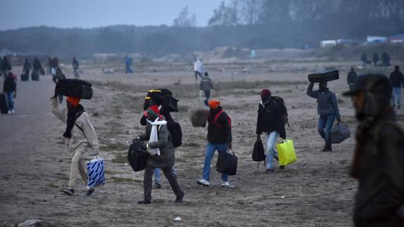 El primer día de desalojo en Calais concluye con más de 2.300 inmigrantes evacuados