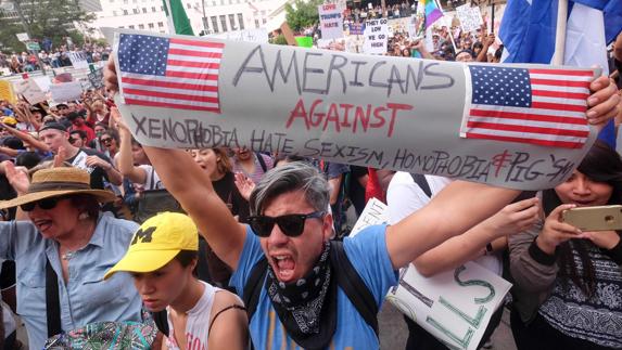 Las protestas se extienden mientras Trump baja el tono de su retórica