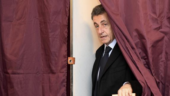 Sarkozy asiste con estupor al ocaso de su estrella