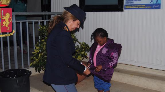 Una niña que llegó sola a las costas de Italia encuentra a su madre