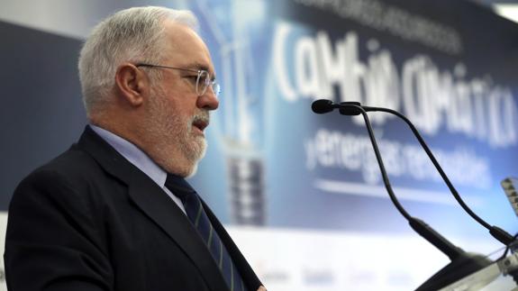 Cañete avisa de que «una buena parte» de las 129 nucleares de Europa están como Garoña