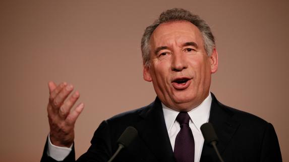 Bayrou renuncia a presentarse a las elecciones y ofrece una alianza a Macron