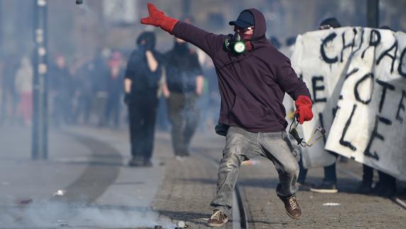 Once policías heridos durante una violenta protesta en Nantes contra Le Pen