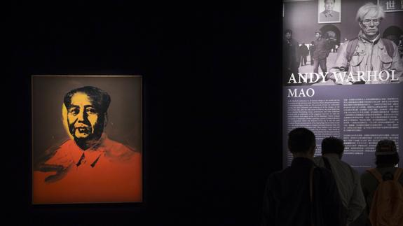 Uno de los 'Mao' de Andy Warhol se vende por 11 millones de dólares en China