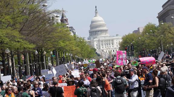 Más de 100 protestas en EE UU exigen a Trump que publique sus impuestos