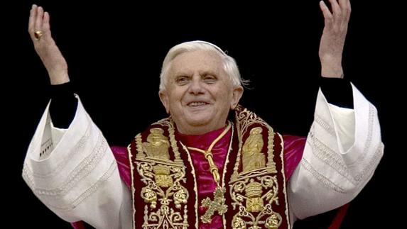 Benedicto XVI cumple hoy 90 años, tras cuatro como Papa emérito | El Correo