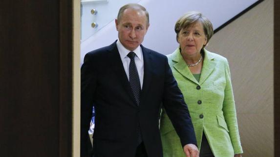 Angela Merkel reinicia en Rusia el diálogo con Putin