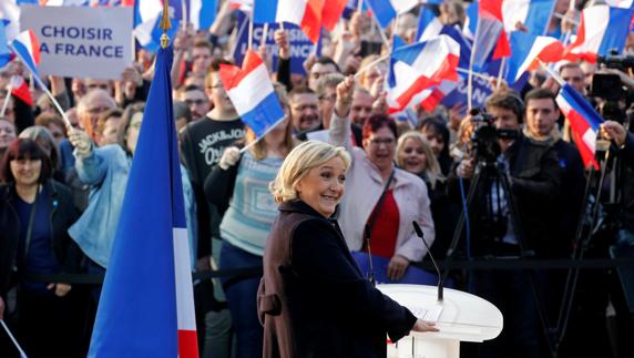 Le Pen cae en la recta final