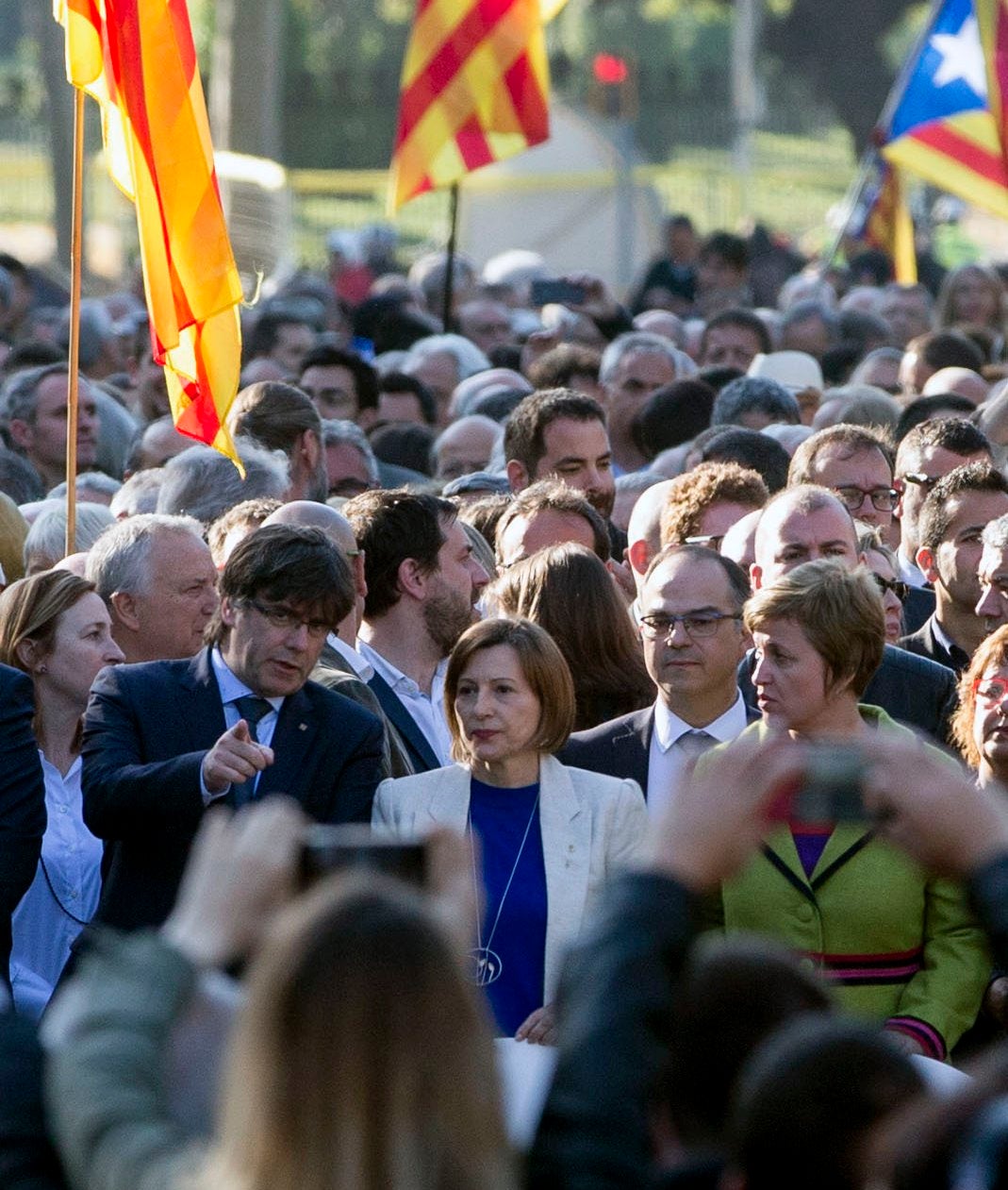 Centenares de soberanistas arropan a Forcadell ante el TSJC