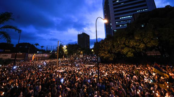 Maduro despliega militares por las calles al aumentar la violencia en Venezuela