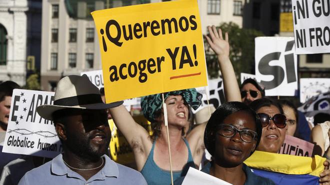 Miles de personas se manifiestan en Madrid a favor de la acogida de refugiados