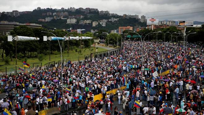 Miles de venezolanos rechazan la violencia militar: «Bajen sus armas»