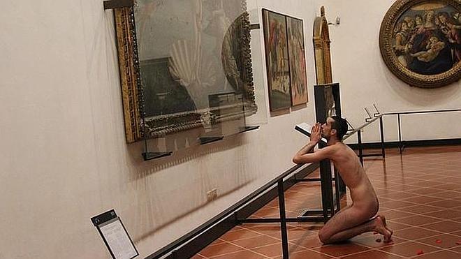 Un español se desnuda ante la obra 'El nacimiento de Venus' en Florencia