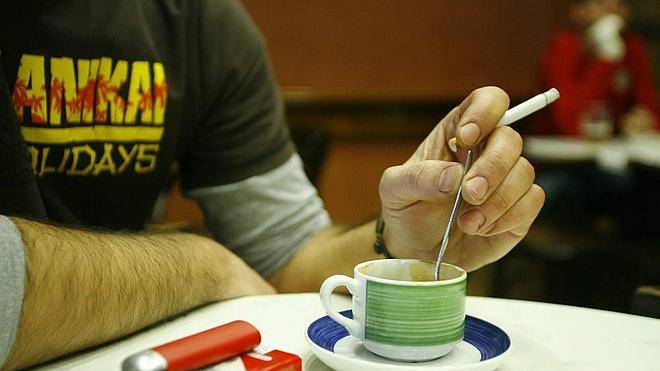 "Los clientes sólo fuman en el fondo del bar"