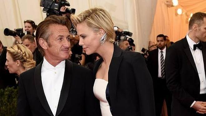 Sean Penn y Charlize Theron pasean su amor por la alfombra roja