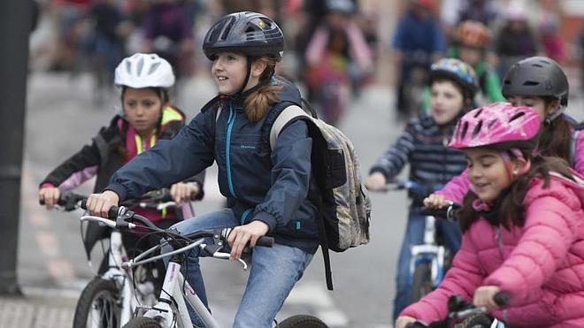 "Muchos padres compran el casco por miedo a la multa"