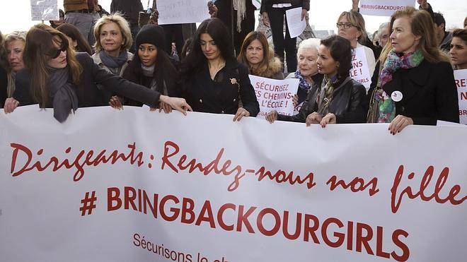 Las damas de Francia con las niñas de Nigeria