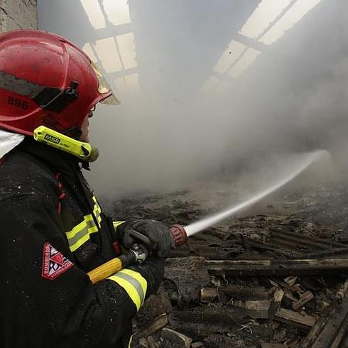 Los Bomberos Apagan El Fuego Que Se Reavivó En Los Pabellones Quemados ...