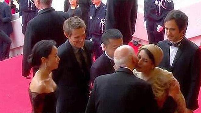 El beso en la mejilla de una actriz en Cannes enfada a Irán