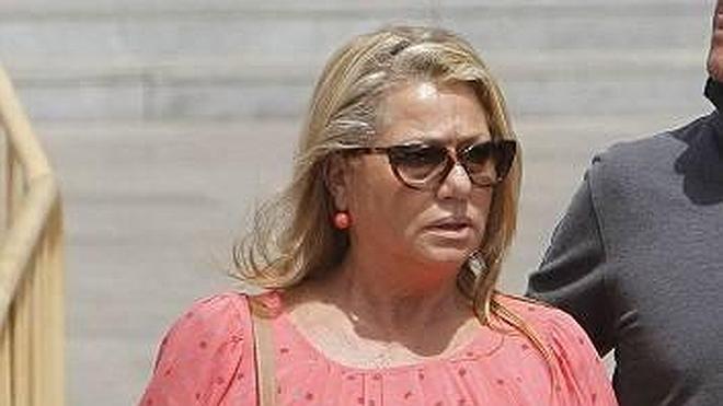 Mayte Zaldívar reza por Julián Muñoz