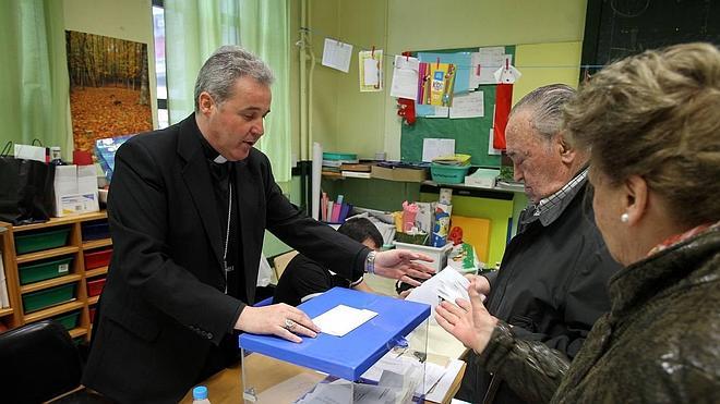 El obispo de Bilbao, presidente de una mesa electoral