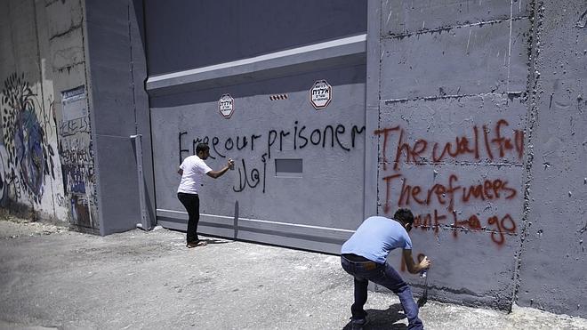 Así se hicieron las pintadas en el muro de Belén