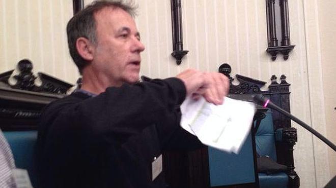 El portavoz de EHBildu rompe su factura de la luz en protesta por Garoña