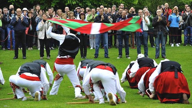 Euskalkien jagoleei omenaldia