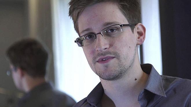 Stone llevará al cine la historia de Snowden